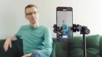 Сенатор предложил лицензировать блогеров: что ответили в АФМ