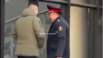 Главу МВД Кыргызстана оштрафовали за курение в общественном месте