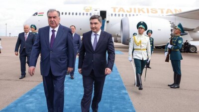 Президент Таджикистана прибыл в столицу Казахстана