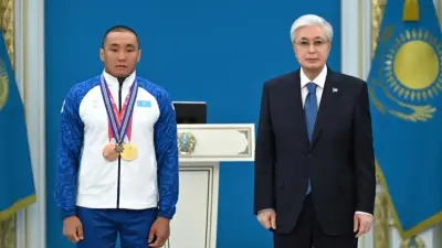 "Продемонстрировал всему миру доблесть казахского народа". Токаев наградил Хамитова