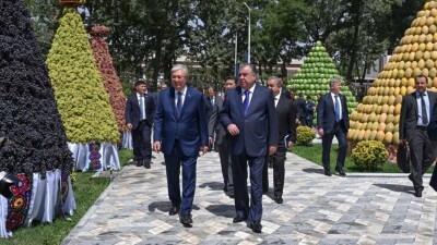 Токаев и Рахмон посетили выставку сельскохозяйственной продукции