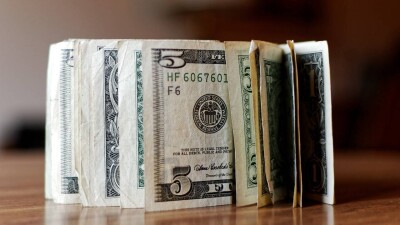 Тенге продолжает укрепляться на торгах