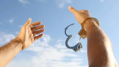 "Большой шаг навстречу оступившимся людям". Токаев подписал закон об амнистии