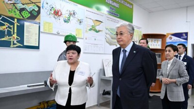 Токаев посетил колледж в Хромтау и встретился со студентами