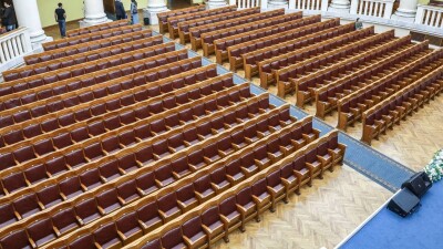 Депутаты казахстанского парламента выходят с каникул