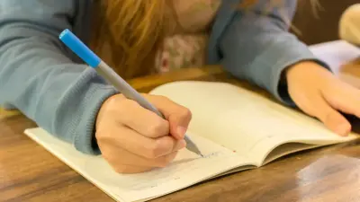 "Главное, чтобы было удобно". Нужно ли покупать школьникам бумажные дневники, ответила министр