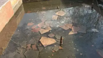 Дети разбили плитки фонтана возле здания акимата в Темиртау