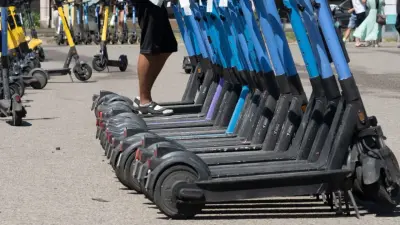 "Обещали замедлить скорость". Об ответственности агрегаторов электросамокатов заговорили в МВД