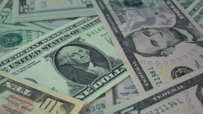 Курс доллара вырос почти на 2 тенге на бирже перед выходными