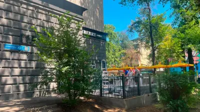 Незаконную пристройку к кафе снесли по решению суда в центре Алматы
