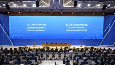 Токаев поздравил полицейских и госслужащих с профессиональными праздниками