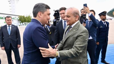 Премьер-министр Пакистана прибыл в Астану