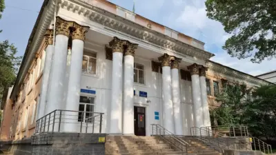 Гимназию в центре Алматы ждёт реконструкция: родители опасаются, что здание закроют среди учебного года