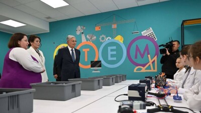 Токаев посетил Дворец школьников в Караганде
