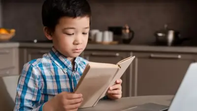 "Сказки и справочник по биологии". Глава Минпросвета дал рекомендации для чтения на каникулах