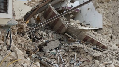 Жилой дом обрушился  в Стамбуле, под завалами остались люди