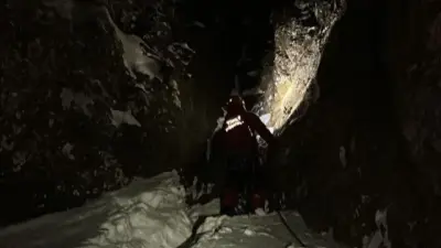 Послал сигнал SOS с помощью фонарика: застрявшего на отвесной скале мужчину спасли в Алматы