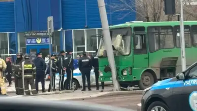 Автобус врезался в светофор в Темиртау: четверых госпитализировали