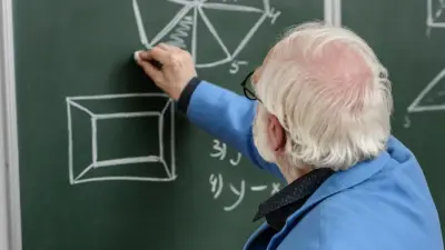 Сколько раз школы могут продлить трудовой договор с учителем-пенсионером в Казахстане