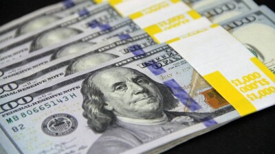 Курс доллара незначительно снизился в Казахстане