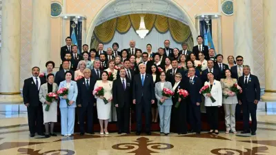 Алишер Каримов и участники группы Mezzo: президент наградил казахстанских актёров и певцов