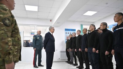 "Будьте верны своей присяге". Токаев побеседовал с призывниками в Уштобе