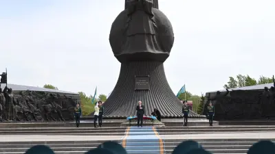 Токаев возложил цветы к монументу "Отан Ана"