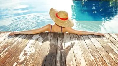 Бесплатные бассейны и ограничения работы на открытом воздухе: аномальная жара надвигается на Европу