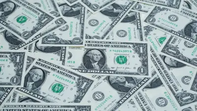 Курс доллара к тенге снизился на биржевых торгах