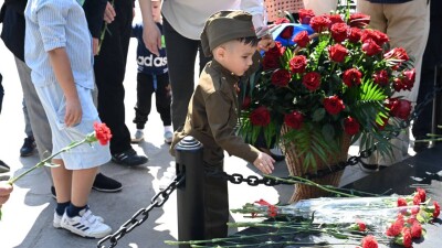 Алматинцы возложили цветы к Вечному огню