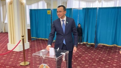 Маулен Ашимбаев и Ерлан Кошанов проголосовали на референдуме