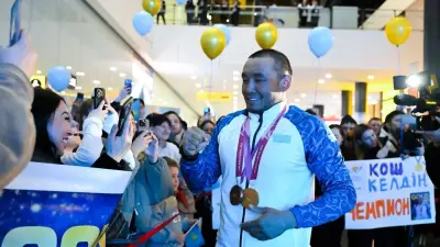 Чемпиона Паралимпиады встретили в аэропорту Астаны: спортсмену вручили ключи от квартиры