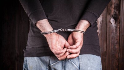 Нанёс знакомой удары ножом: подозреваемого в преступлении двухлетней давности экстрадировали в Казахстан
