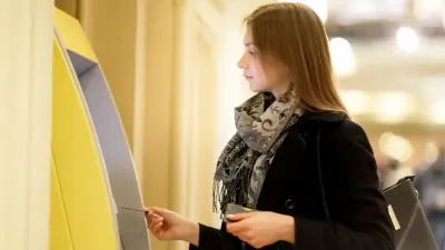 Для чего казахстанцев, снимающих наличные в банкоматах, фиксируют на камеру