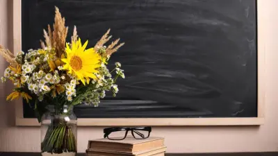 "Цветы, открытка, рисунок". Что официально разрешается дарить педагогам ко Дню учителя в Казахстане