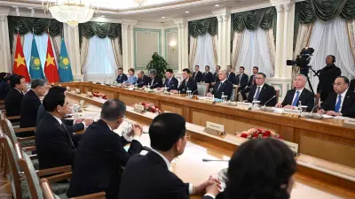 Касым-Жомарт Токаев и То Лам провели переговоры в расширенном составе