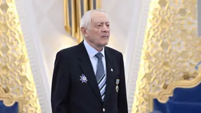 Президент вручил знак особого отличия "Қазақстанның Еңбек Ері" альпинисту Ерванду Ильинскому