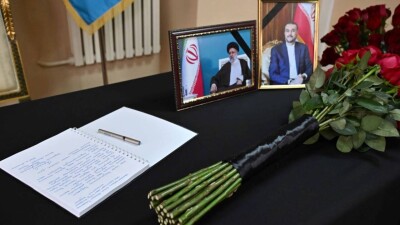 Токаев посетил посольство Ирана и оставил запись в книге соболезнований