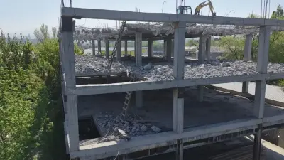 Недостроенное пятиэтажное здание сносят в Алматы по решению суда