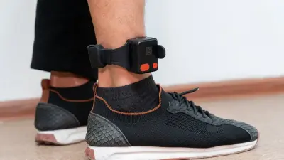 Больше осуждённых в Казахстане будут носить электронные браслеты, хотя они не всегда препятствуют побегам