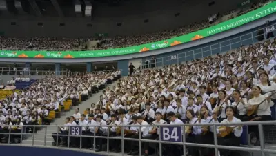 Школьники Алматы одновременно сыграли кюи на домбре и установили рекорд Казахстана