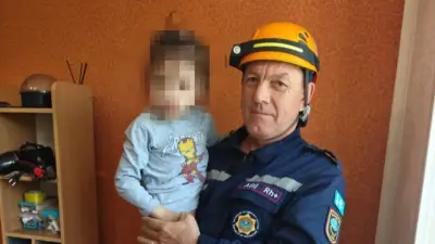 Павлодарские спасатели сняли четырёхлетнего ребёнка с подоконника: девочка была дома одна