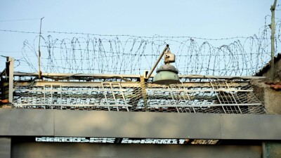 Уснули на работе: троих сотрудников изолятора осудили в Актобе за побег подозреваемых