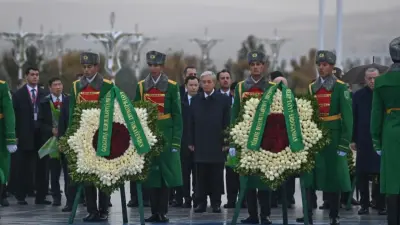 Токаев возложил венок к Монументу Нейтралитета в Ашхабаде