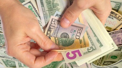 Казахстанцы получают всё меньше денег из-за границы: с чем это связано