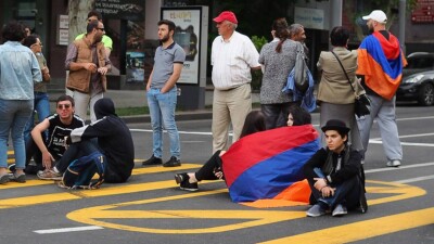 В Ереване начались "тотальные акции неповиновения",  демонстрантов задерживают