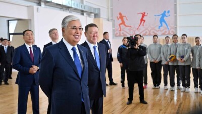 Токаев осмотрел новый физкультурно-оздоровительный комплекс в Костанае