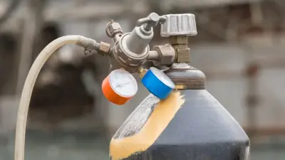 Шесть баллонов с газом вынесли акмолинские спасатели из горящего здания