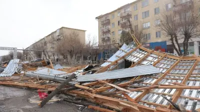 Сильный ветер сорвал кровли домов в Жанатасе