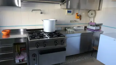 Грязь и плесень: директора гимназии в Алматы наказали за антисанитарию в столовой